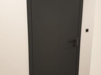 czarne-drzwi-wejsciowe-z-boku